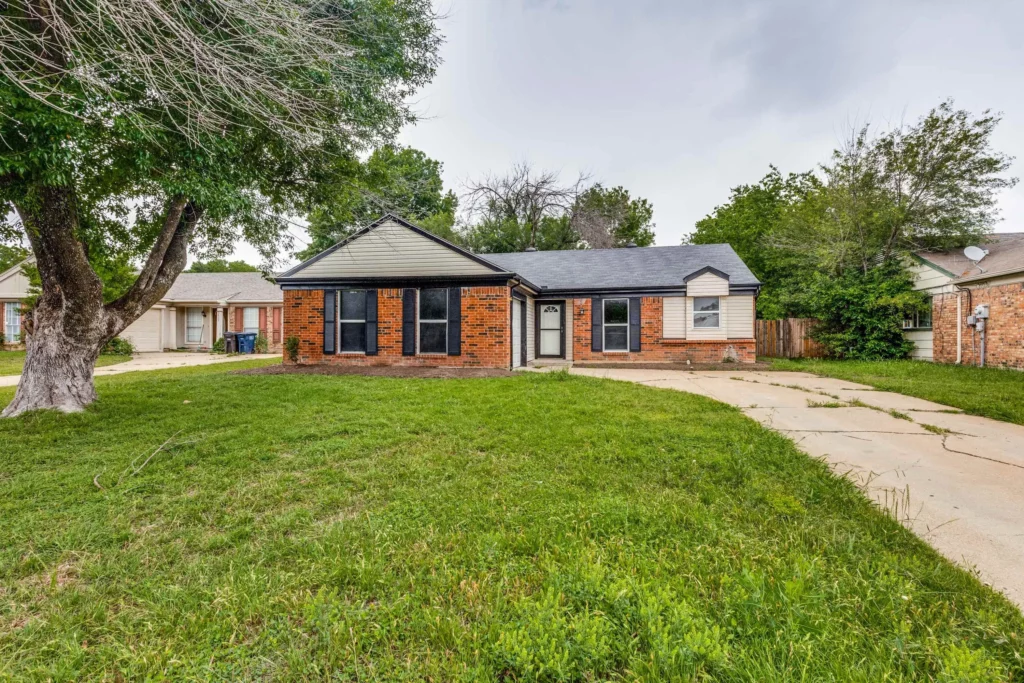 Front of a Texas house that we bought fast for cash